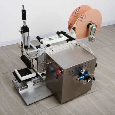 Máquina de rotulagem de cosméticos semi-automática para garrafas planas 750*500*550MM