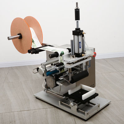Máquina de rotulagem de cosméticos semi-automática para garrafas planas 750*500*550MM